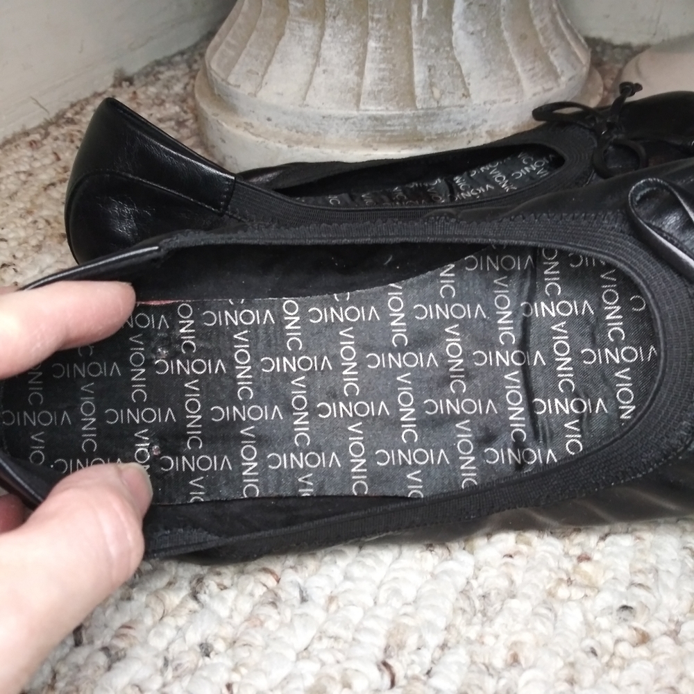 Vionic Matira Bowed Black Leather Ballet Flats - Picture 4 of 10